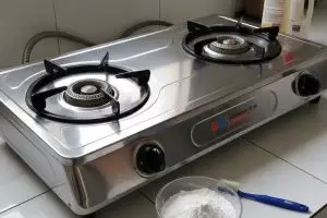 Tips hemat bersihkan kerak kompor tanpa cairan mahal, cuma pakai bahan dapur