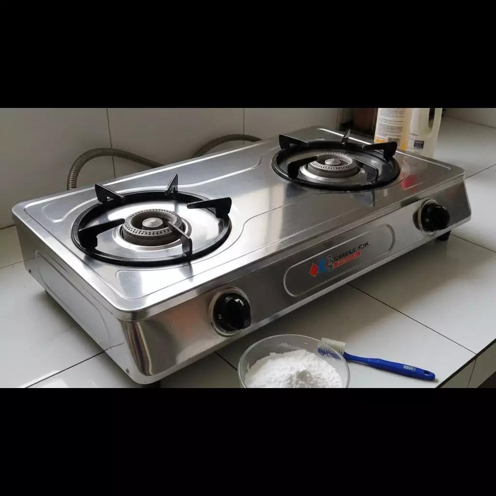 Tips hemat bersihkan kerak kompor tanpa cairan mahal, cuma pakai bahan dapur