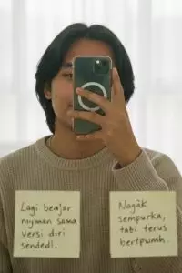 Mau tampil apa adanya, tapi juga nggak ingin terkesan merendah berlebihan. Di sinilah caption selfie yang percaya diri tapi tetap humble penting.