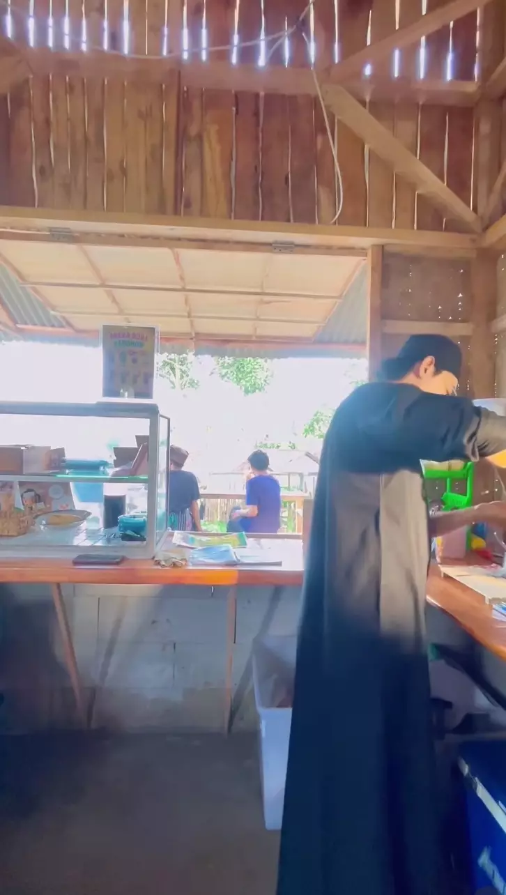 Bobby Tince buka warung Instagram/@boby_tince Bobby Tince buka warung Instagram/@boby_tince