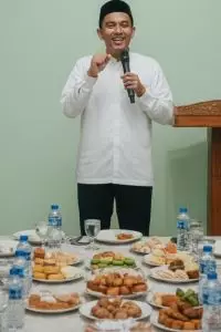 Jika bicara terlalu formal, suasana malah jadi kaku seperti rapat kantoran. Tapi kalau terlalu singkat, takut dianggap tidak menghargai tamu.