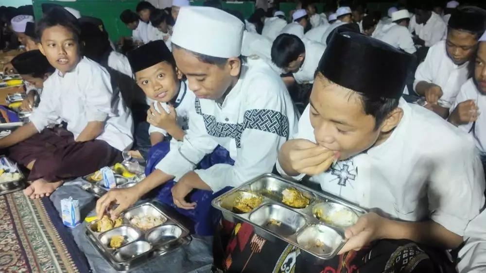 Kepala BGN Cicipi MBG Instagram @apdianutama; bgn.go.id