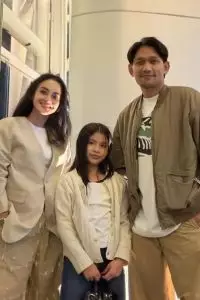 Dengan menggelar meja dan tikar di area depan rumah, Abby menjajakan berbagai menu berbuka puasa kepada warga sekitar.