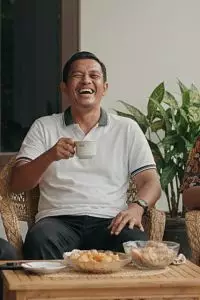 Humor ini memiliki ciri khas tersendiri: tidak terduga, bermain kata dengan logika yang dipaksakan, namun anehnya sangat efektif mancing tawa.