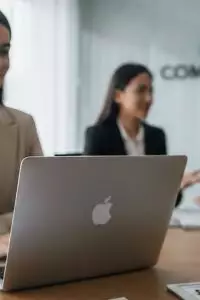 Banyak yang terjebak dengan menceritakan biodata lahir sampai hobi yang tidak ada hubungannya dengan pekerjaan.