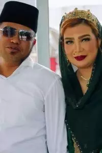 Ada momen-momen ia tampil lebih sederhana.