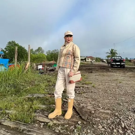 Gaya busana Syarifah Suraidah Instagram @syarifahsuraidah Gaya busana Syarifah Suraidah Instagram @syarifahsuraidah