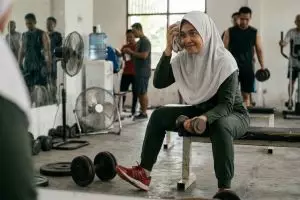 30 Caption gym lucu Instagram, ide kata-kata kocak biar postingan makin rame
