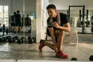 30 Caption mirror selfie gym, ide kata-kata estetik untuk pamer progres workout