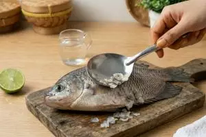 Cara aman membersihkan sisik ikan gurame tanpa takut terluka