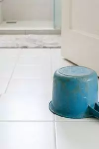 Kombinasi cuka dan 2 bahan dapur ini ampuh rontokkan kerak hitam di gayung