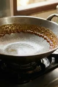 Jangan digosok paksa! Ini rahasia bersihkan getah nangka di wajan pakai api kompor