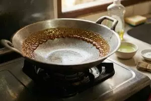 Jangan digosok paksa! Ini rahasia bersihkan getah nangka di wajan pakai api kompor