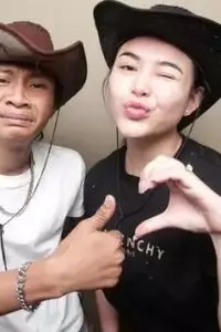 Kebersamaan dua seleb yang sudah seperti adik kakak ini ditutup dengan sesi foto bersama.