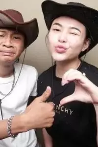 8 Momen hangat Amanda Manopo jalan bareng Fajar Sadboy di mall, beri kado spesial