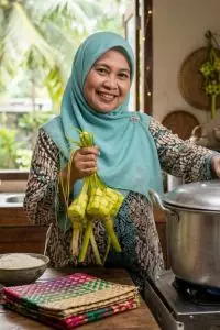 Trik rahasia ketupat Lebaran matang sempurna hanya 30 menit, janur tetap hijau cerah
