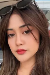 Hal ini dipicu oleh aktivitasnya di luar ruangan meskipun dirinya sedang terinfeksi penyakit campak.