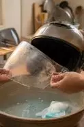 Cara membersihkan kaca helm buram dengan sabun cuci piring, hasilnya kinclong seperti baru