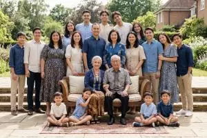 5 Ide pose foto Lebaran estetik, trik keluarga besar terlihat ramping di HP