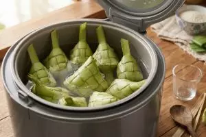 5 Cara bikin ketupat pakai rice cooker, anti gagal dan hemat gas untuk Lebaran