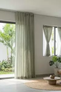 Selain karena langsung kelihatan tamu, gorden yang baru bisa mengubah suasana ruangan cukup signifikan tanpa perlu renovasi besar.