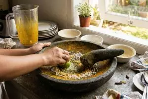 Cobek dan blender kuning semua setelah masak rendang? Ini cara bersihinnya sampai bersih
