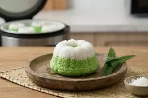 5 Cara membuat kue putu ayu dengan rice cooker, hasilnya mirip kukusan tradisional