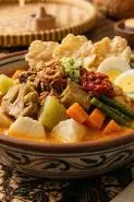Resep lontong sayur sederhana untuk lebaran, gurihnya nampol dengan kuah berempah yang lezat