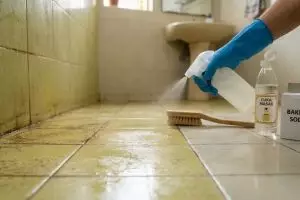 Solusi lantai kamar mandi kuning dan licin, cukup semprot bahan dapur ini langsung bersih