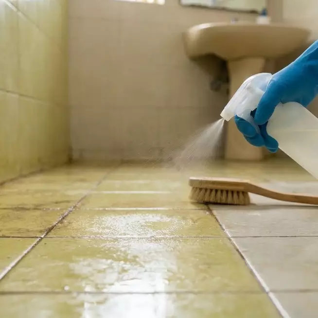 Solusi lantai kamar mandi kuning dan licin, cukup semprot bahan dapur ini langsung bersih
