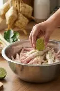 Ceker ayam empuk dan kesat buat opor Lebaran? Pakai trik marinasi praktis ini