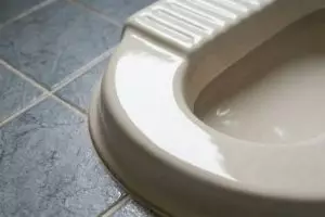 Kloset berkerak parah? Intip trik bersihkan pakai cuka dan sabun cuci piring tanpa baking soda