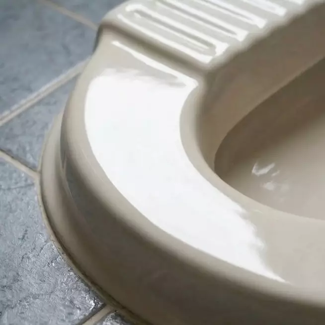 Kloset berkerak parah? Intip trik bersihkan pakai cuka dan sabun cuci piring tanpa baking soda