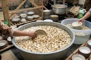 Kewalahan cuci piring pas Lebaran? Intip trik pakai pelepah pisang yang bikin lemak cepat luruh