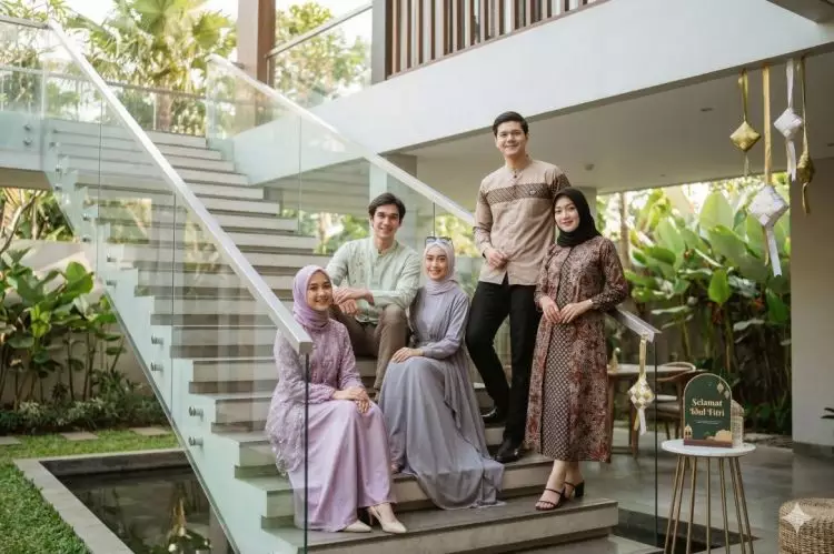5 Angle foto reuni Lebaran yang bikin semua teman terlihat bagus di frame