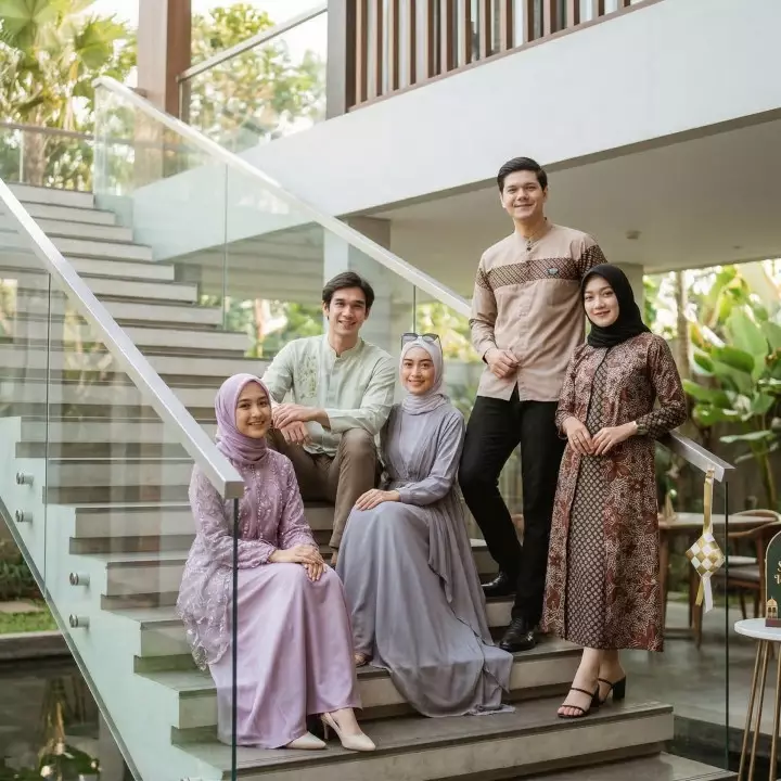 5 Angle foto reuni Lebaran yang bikin semua teman terlihat bagus di frame