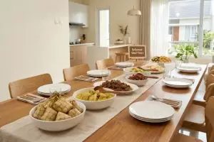 5 Inspirasi meja makan Lebaran clean aesthetic yang cocok untuk rumah tipe 36 dan 45