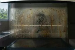 Cara membersihkan kaca oven kusam untuk persiapan Lebaran, pakai tambahan 1 bahan dapur