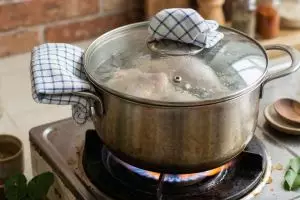 Opor ayam kampung tua nggak lagi alot, cara masak hemat gas ini penyelamat saat Lebaran