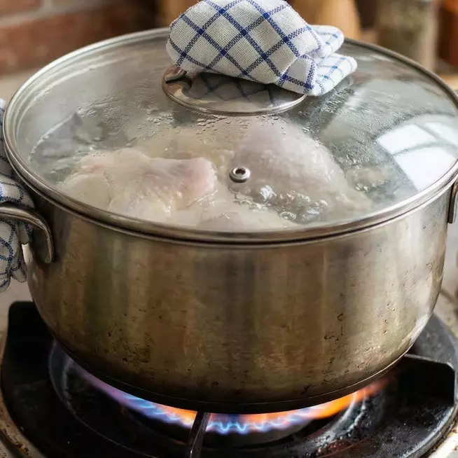 Opor ayam kampung tua nggak lagi alot, cara masak hemat gas ini penyelamat saat Lebaran