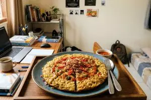 Abang warmindo samping kos pada mudik? Yuk cobain resep omelet mie lezat dengan bahan seadanya di kos