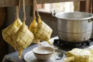 Kok ketupat buatanku cepat basi? Ini penyebab dan cara mengatasinya yang simpel