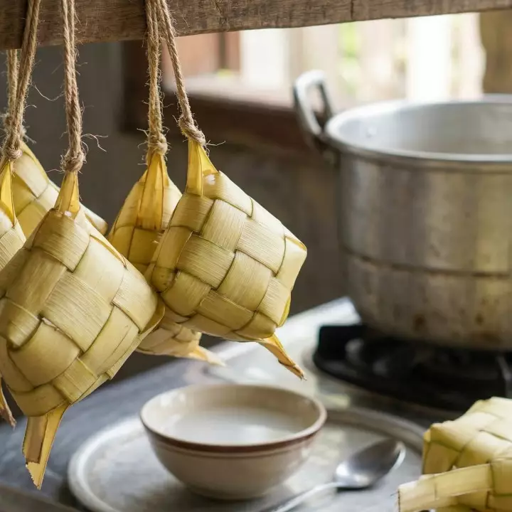 Kok ketupat buatanku cepat basi? Ini penyebab dan cara mengatasinya yang simpel