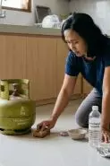 Cara mengatasi karat tabung gas di lantai dapur agar tidak merusak estetika rumah
