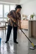 Bukan pakai karbol, ini cara efektif mengepel lantai pakai cuka agar tamu Lebaran nyaman
