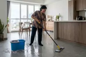 Bukan pakai karbol, ini cara efektif mengepel lantai pakai cuka agar tamu Lebaran nyaman