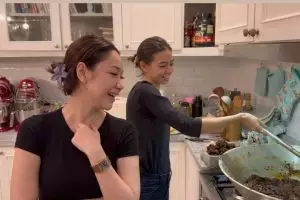 6 Potret keseruan Bunga Citra Lestari siapkan rendang porsi gede untuk menu Idulfitri