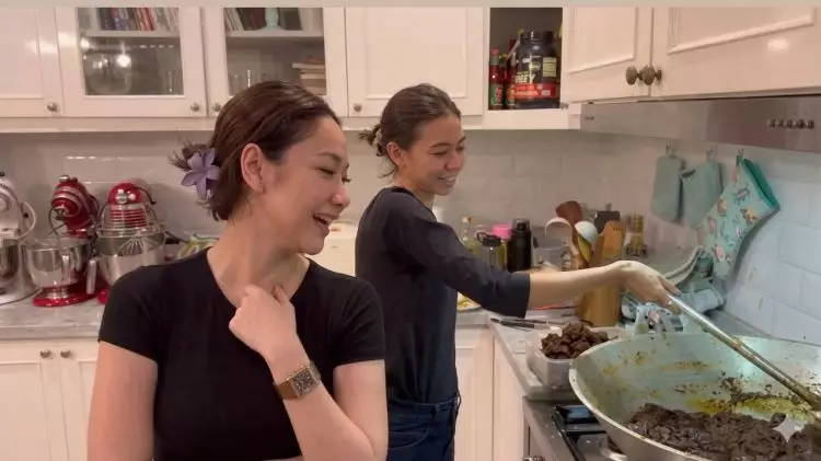 6 Potret keseruan Bunga Citra Lestari siapkan rendang porsi gede untuk menu Idulfitri