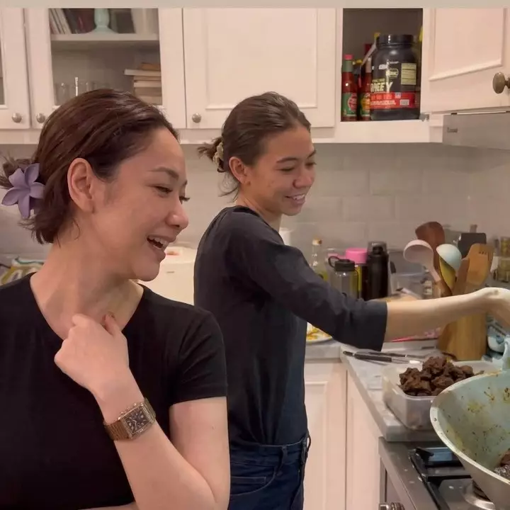 6 Potret keseruan Bunga Citra Lestari siapkan rendang porsi gede untuk menu Idulfitri