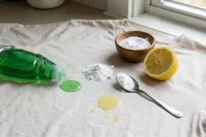 Baju kena minyak saat masak opor Lebaran? Coba bersihkan pakai 3 bahan dapur tanpa deterjen